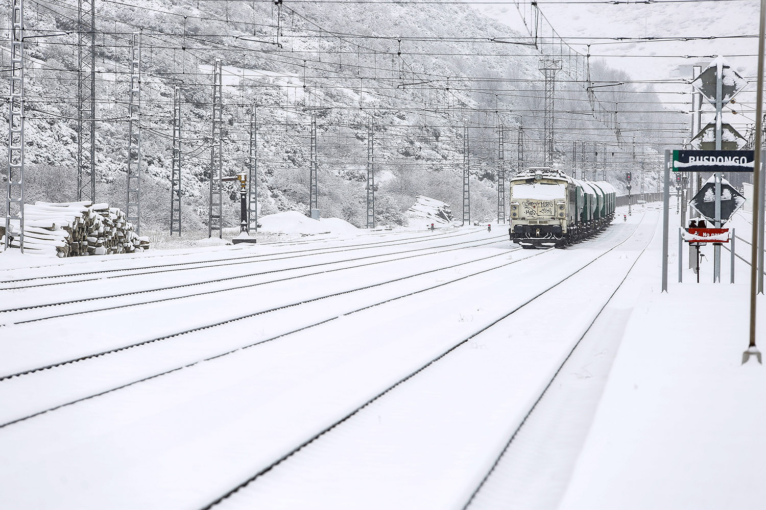 Carlos S. Campillo / ICAL . Nieve en la estación de tren de Busdongo (León)