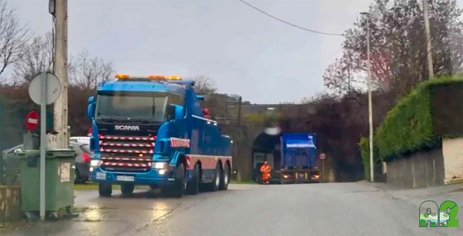 Camión de gran tamaño queda atrapado bajo el puente de Paradela. Foto: AF2 Toral