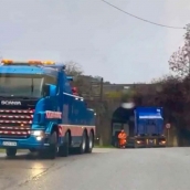 Camión de gran tamaño queda atrapado bajo el puente de Paradela. Foto: AF2 Toral