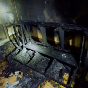 Sofá donde se originó el incendio