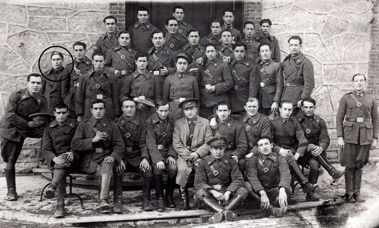 Manuel Girón durante su estancia en el frente republicano en Asturias. ICAL