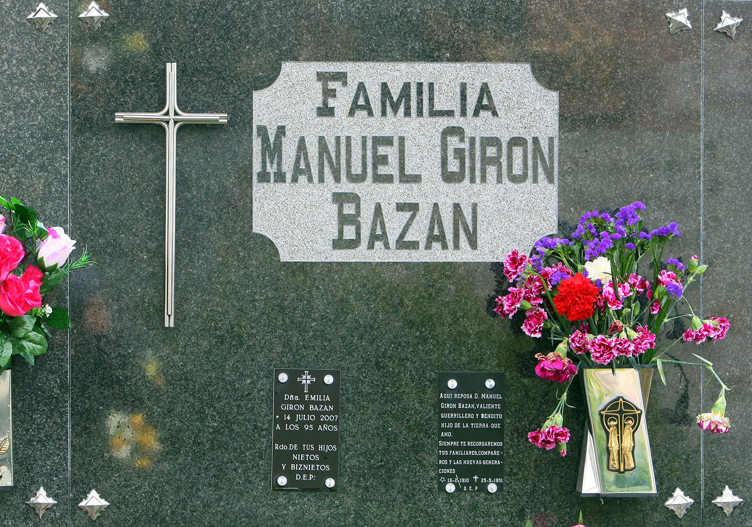 César Sánchez ICAL . Tumba del guerrillero antifranquista Manuel Girón, en el cementerio municipal de Ponferrada .