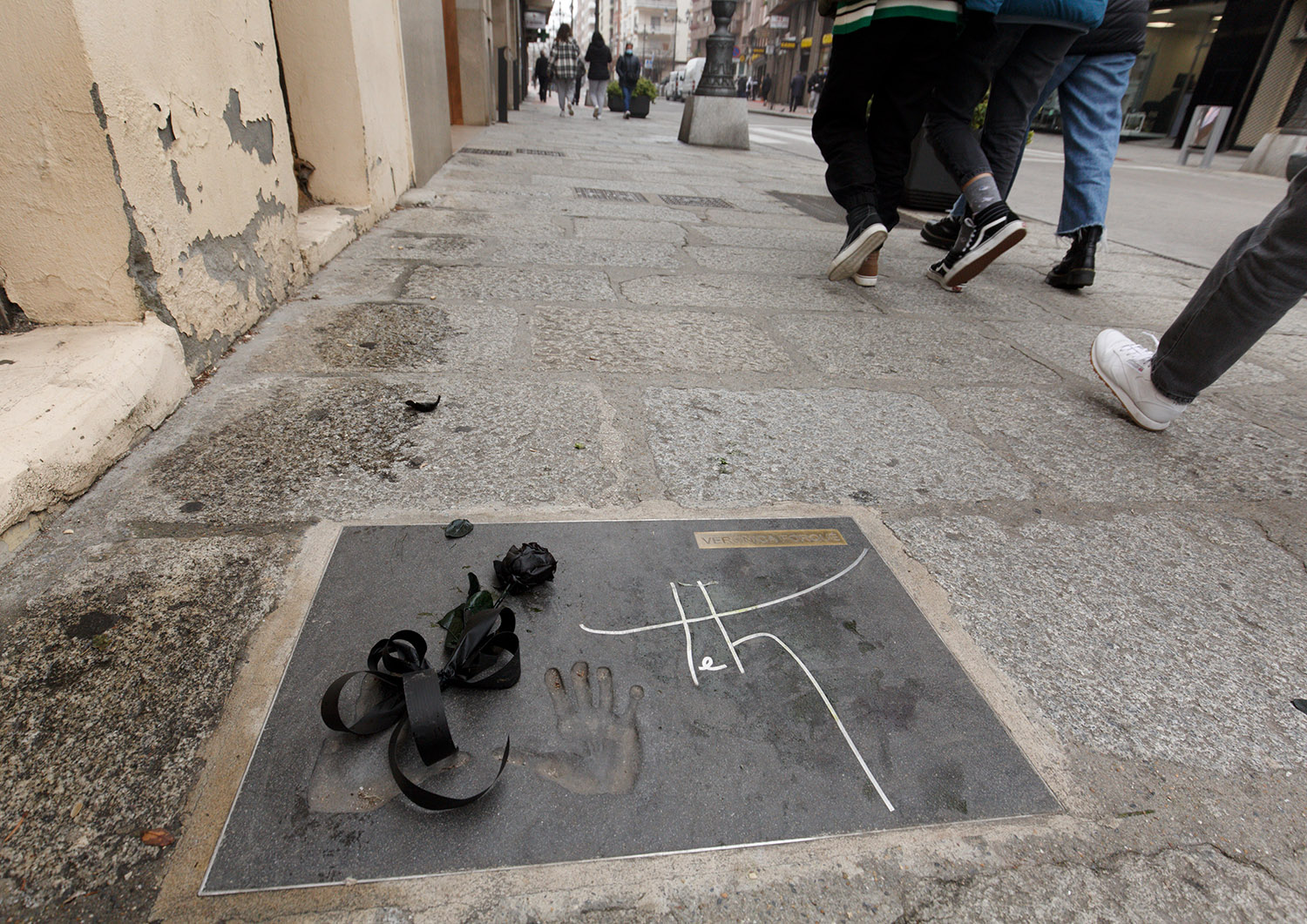 César Sánchez ICAL . El teatro Bergidum de Ponferrada homenajea a la actriz Verónica Forqué en el paseo de la fama dónde impuso sus manos.