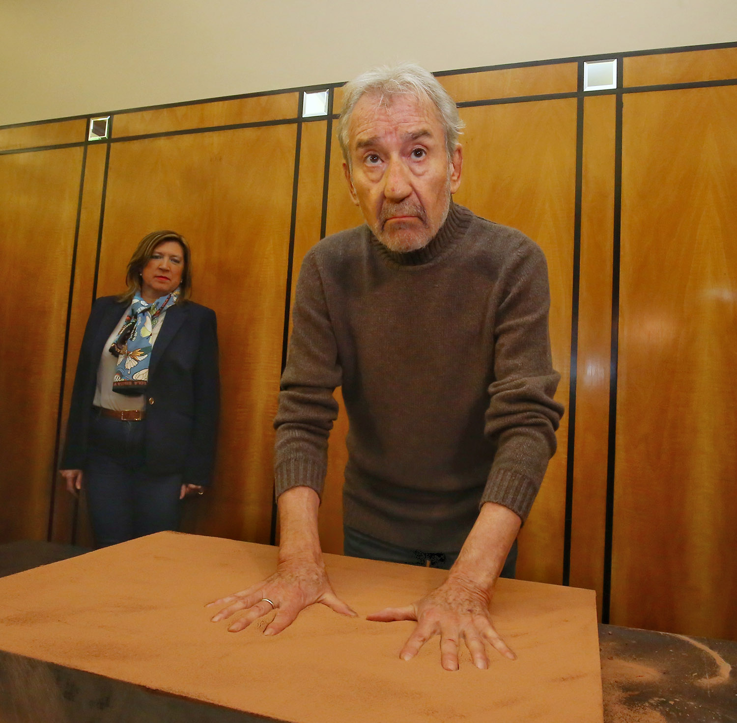 César Sánchez ICAL. El actor José Sacristán imprime sus manos en la baldosa para la acera del Teatro Bergidum de Ponferrada.