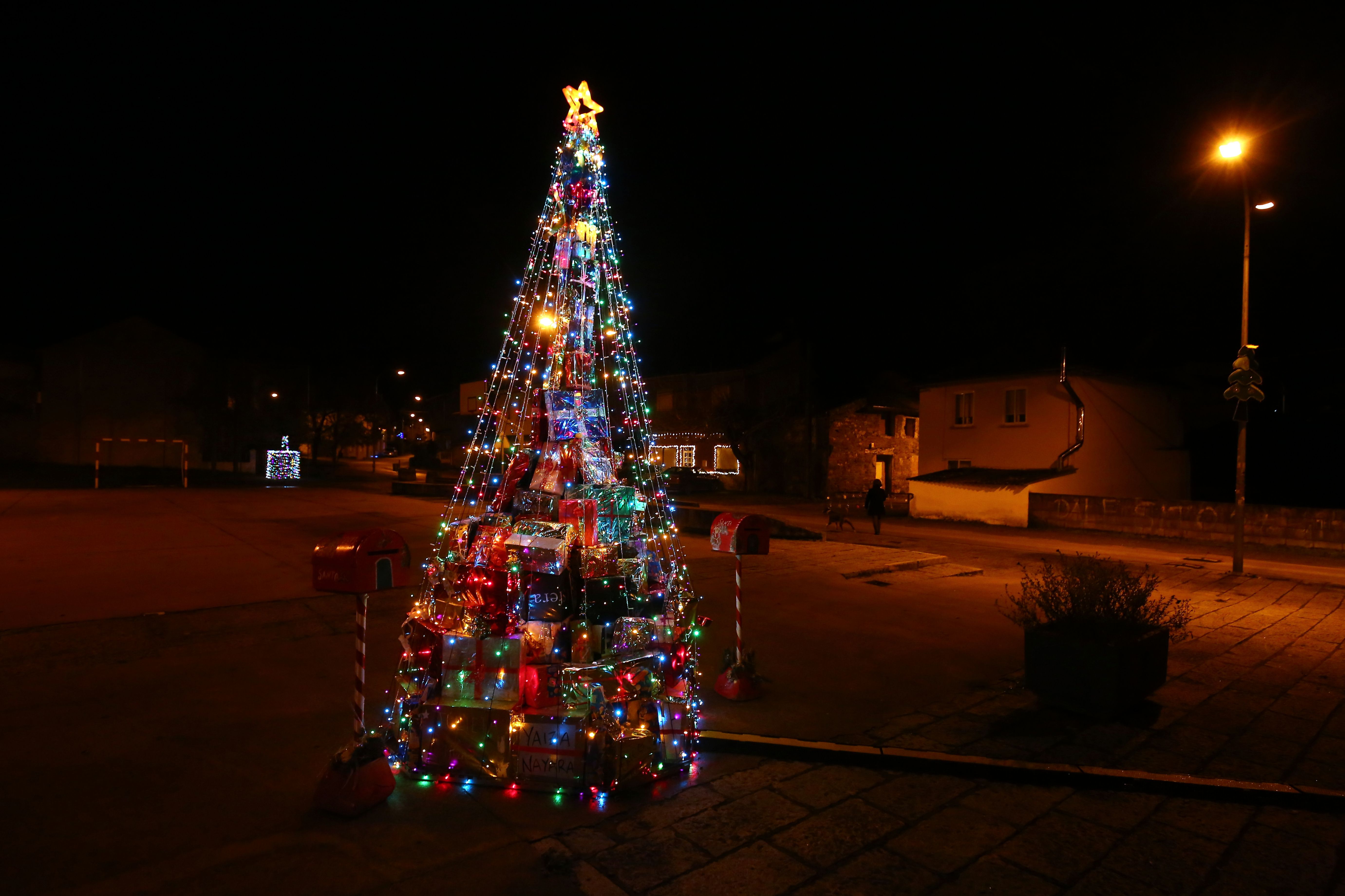 Iluminación navideña en la localidad de San Andrés de Montejos 