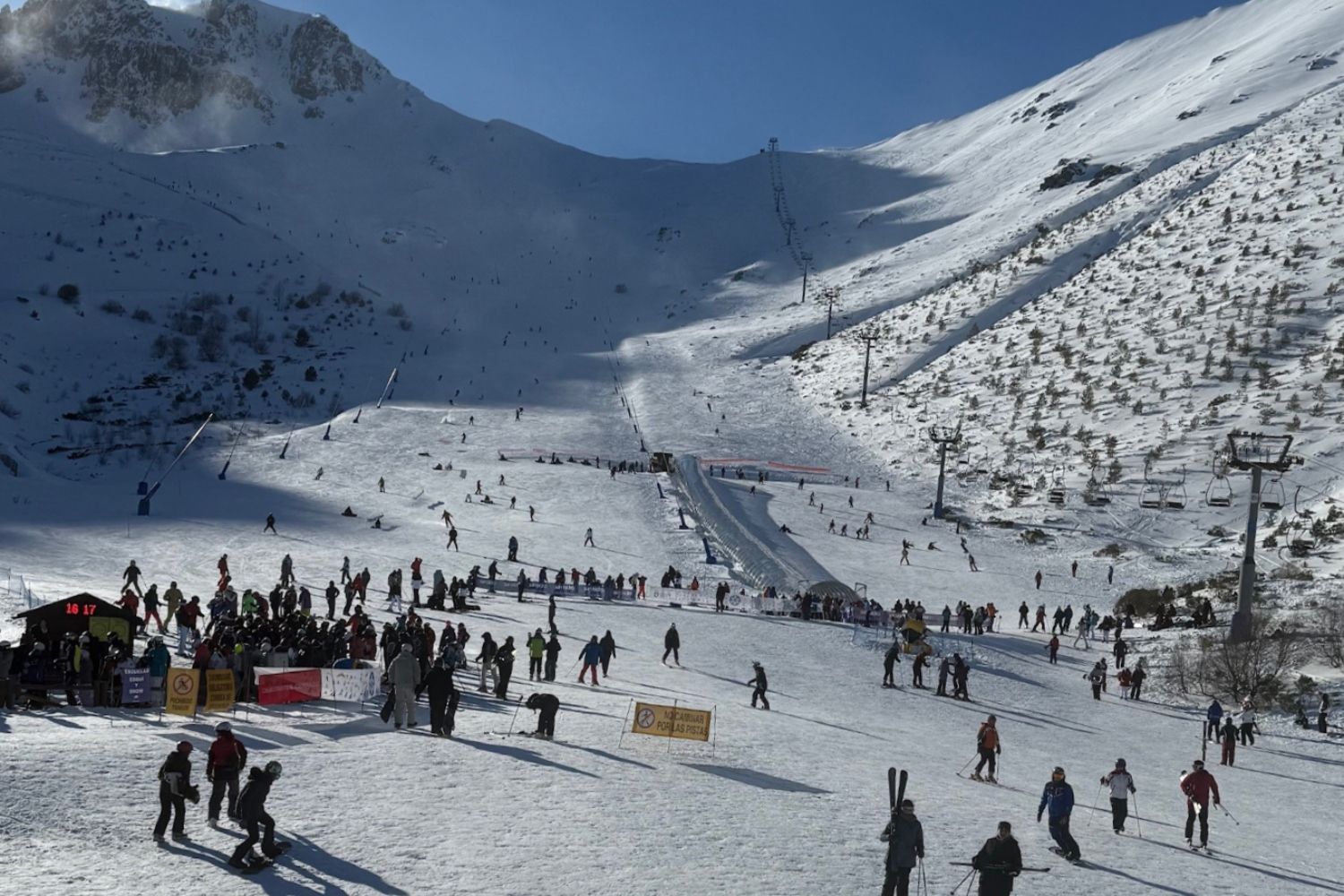 Las estaciones invernales de San Isidro y Leitariegos rozan los 8.400 esquiadores durante el fin de semana 