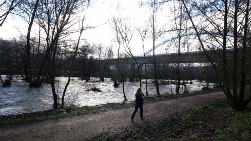 César Sánchez ICAL. Archivo crecida del caudal del río Sil a su paso por Ponferrada