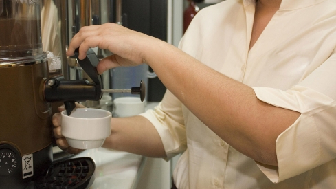 Camarero sirviendo un caldo Camarero sirviendo un caldo