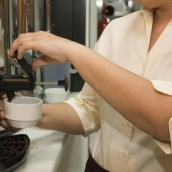 Camarero sirviendo un caldo