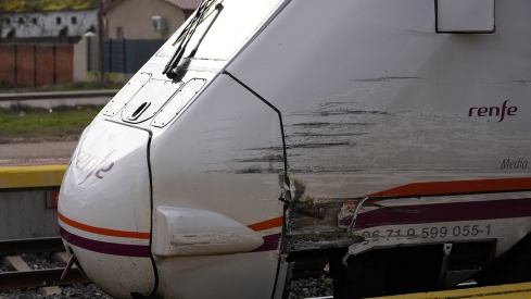 R, Valtero ICAL. Un tren de media distancia entre Puebla y Valladolid arrolla levemente a un camión que hacía trabajos en un paso a nivel entre Pozaldez y Valdestillas