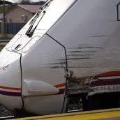 R, Valtero ICAL. Un tren de media distancia entre Puebla y Valladolid arrolla levemente a un camión que hacía trabajos en un paso a nivel entre Pozaldez y Valdestillas