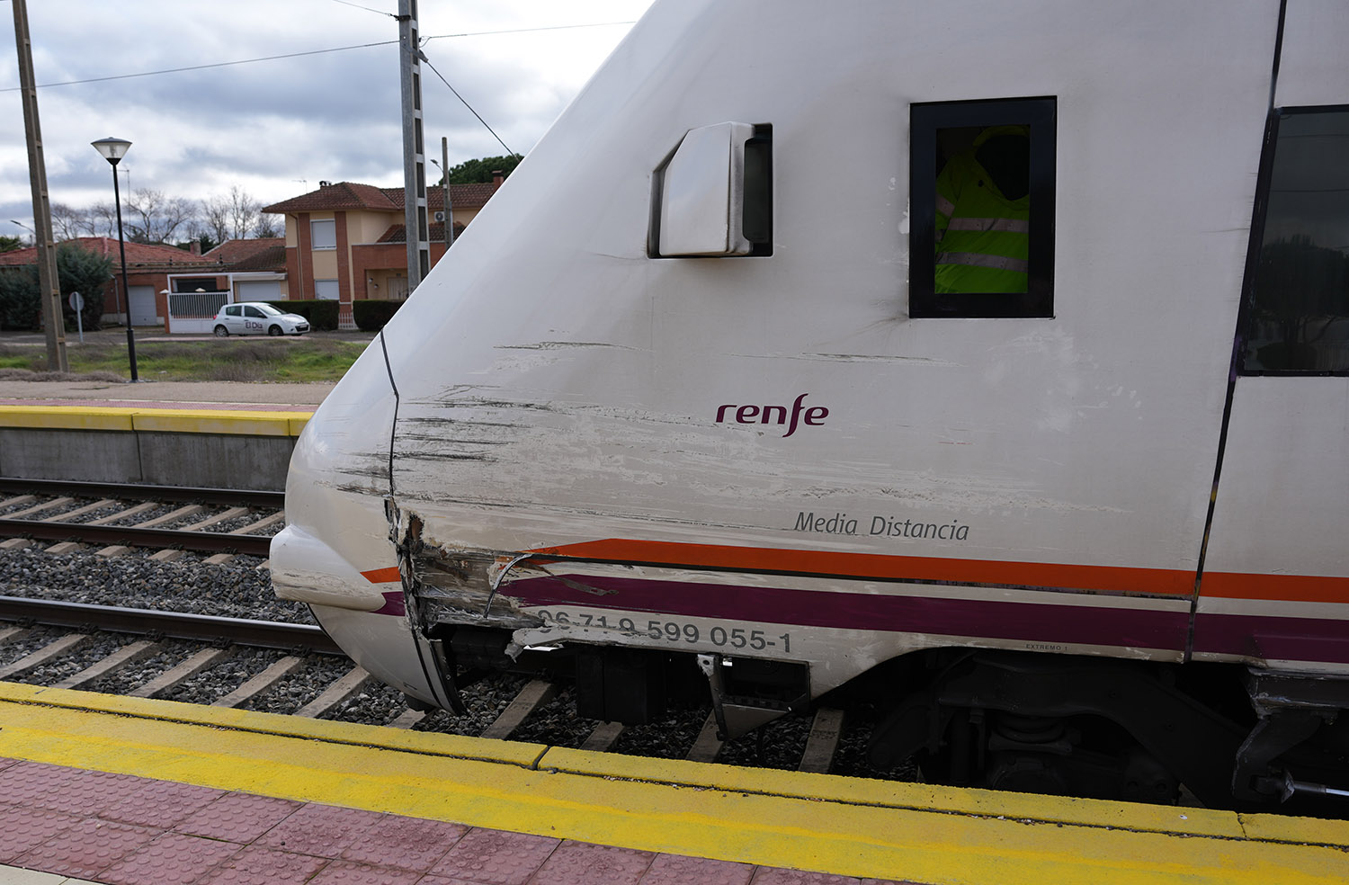 R, Valtero ICAL. Un tren de media distancia entre Puebla y Valladolid arrolla levemente a un camión que hacía trabajos en un paso a nivel entre Pozaldez y Valdestillas.