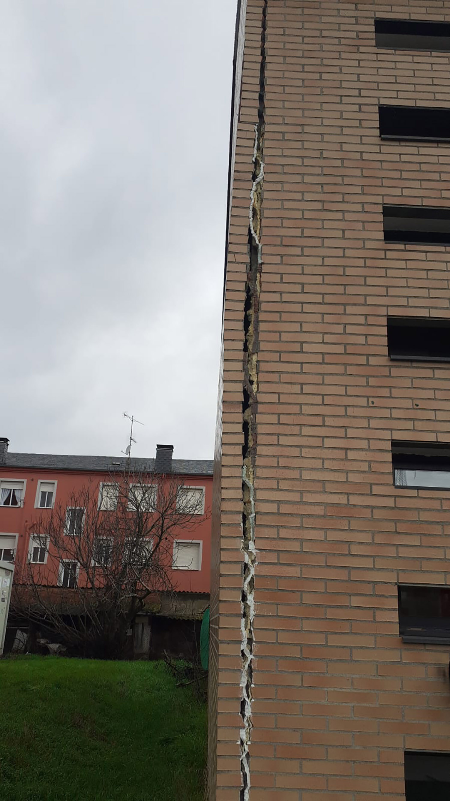 Grieta en el centro cívico de Santo Tomás