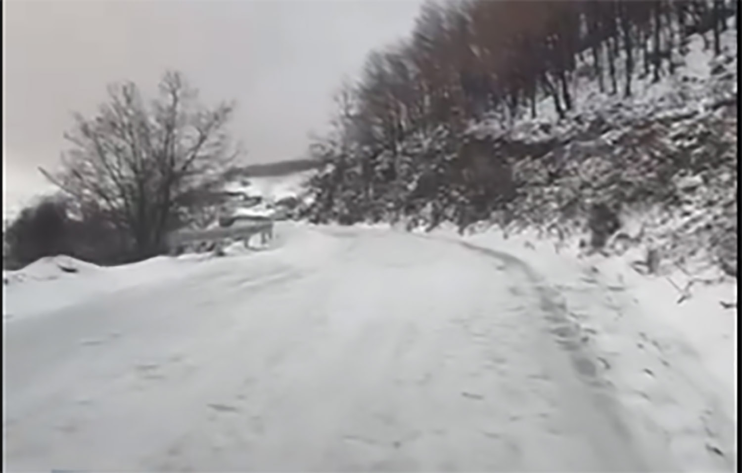Carretera del acceso al Morredero este martes con nieve.