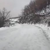 Carretera del acceso al Morredero este martes con nieve.