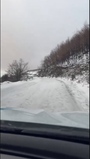 Carretera del acceso al Morredero este martes con nieve