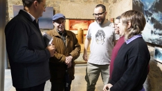 César Sánchez / ICAL . Los miembros de la Asociación Científica Sputnik Labrego, Alejandro Rodríguez (C), Laura Martínez (D), y Laura González (2D), junto al director de los museos de Ponferrada, Javier García (I), y el familiar de Manuel Girón, Ramón Pita Girón (2I).