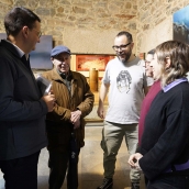 César Sánchez / ICAL . Los miembros de la Asociación Científica Sputnik Labrego, Alejandro Rodríguez (C), Laura Martínez (D), y Laura González (2D), junto al director de los museos de Ponferrada, Javier García (I), y el familiar de Manuel Girón, Ramón Pita Girón (2I).