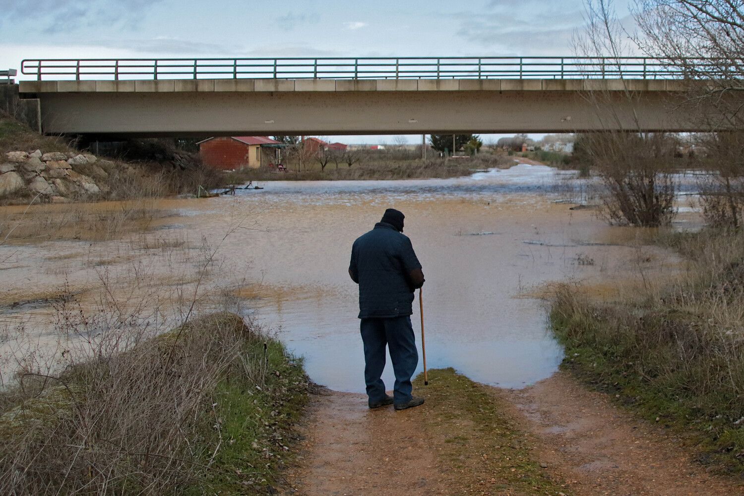 El río Cea desborda por Valderas (León) | Peio García / ICAL 