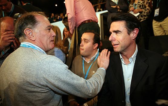 Ministro de Industria, José Manuel Soria saludado por el consejero de Economía de la Junta, Tomás Villanueva (ICAL)