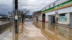 El Cúa desbordado a su paso por Cacabelos