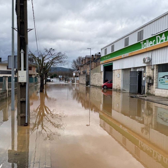 El Cúa desbordado a su paso por Cacabelos