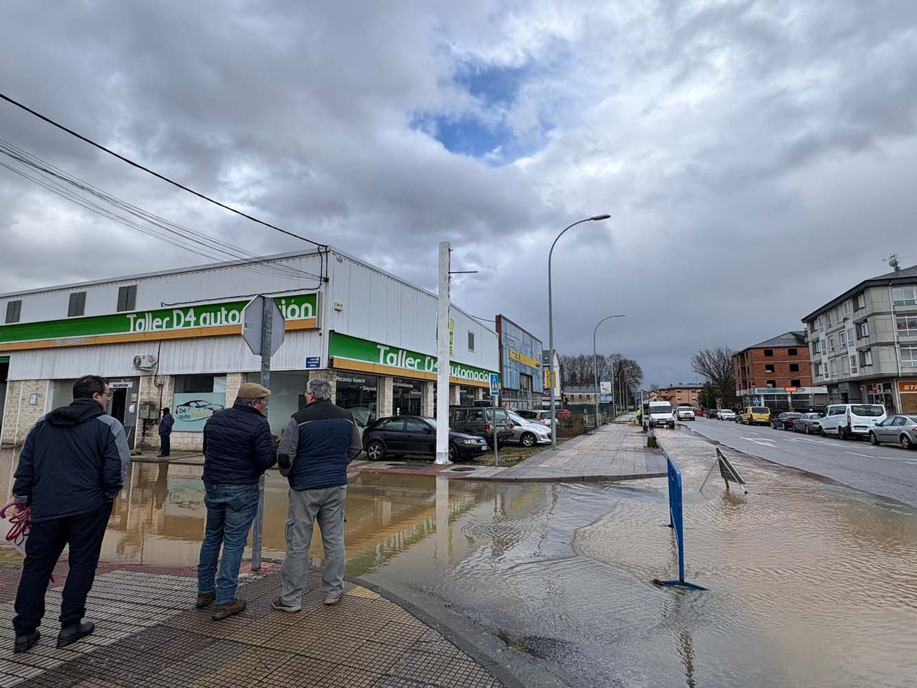 El Cúa desbordado a su paso por Cacabelos 