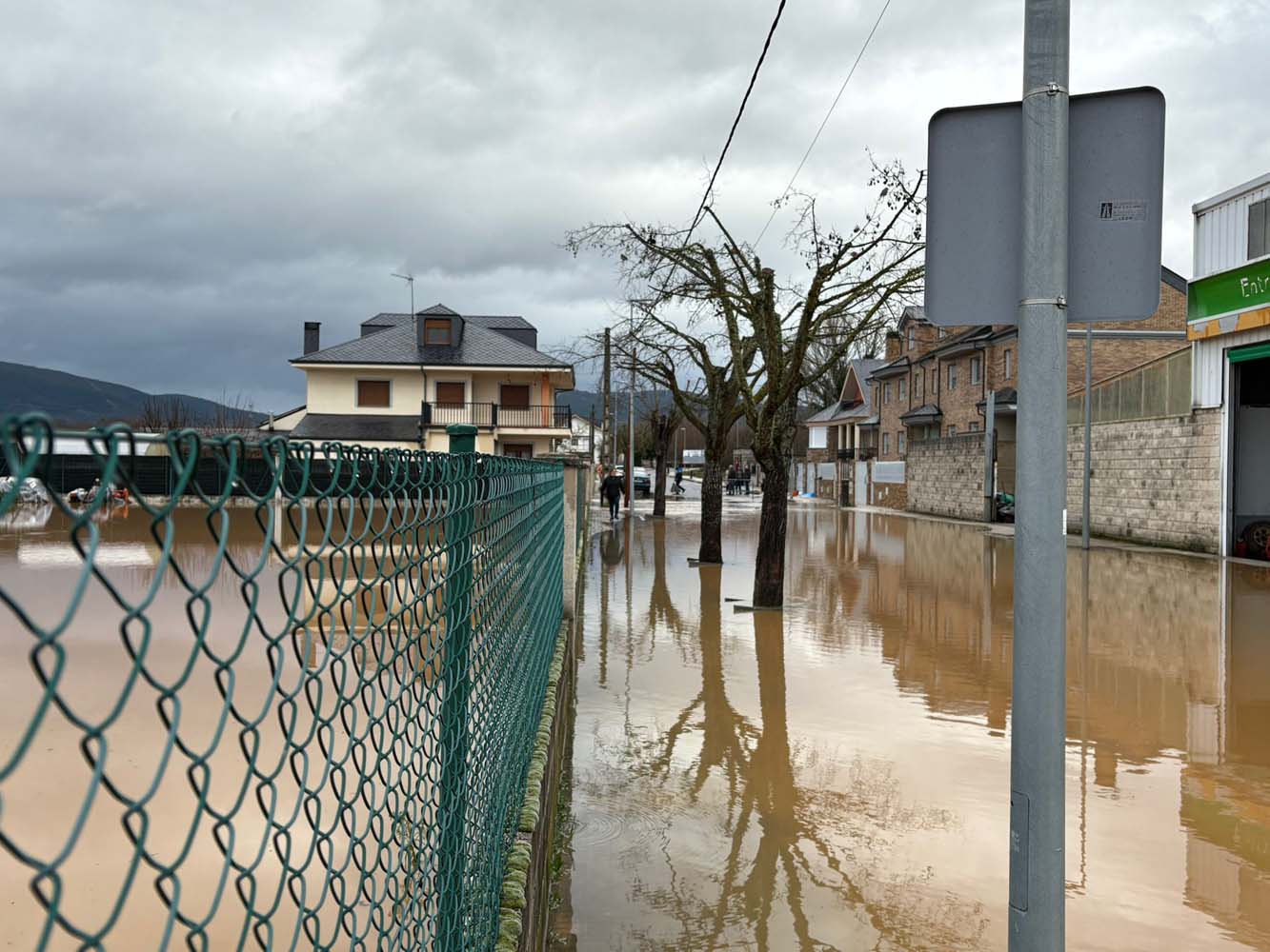El Cúa desbordado a su paso por Cacabelos 