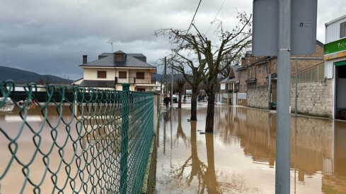 El Cúa desbordado a su paso por Cacabelos El Cúa desbordado a su paso por Cacabelos