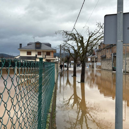 El Cúa desbordado a su paso por Cacabelos El Cúa desbordado a su paso por Cacabelos