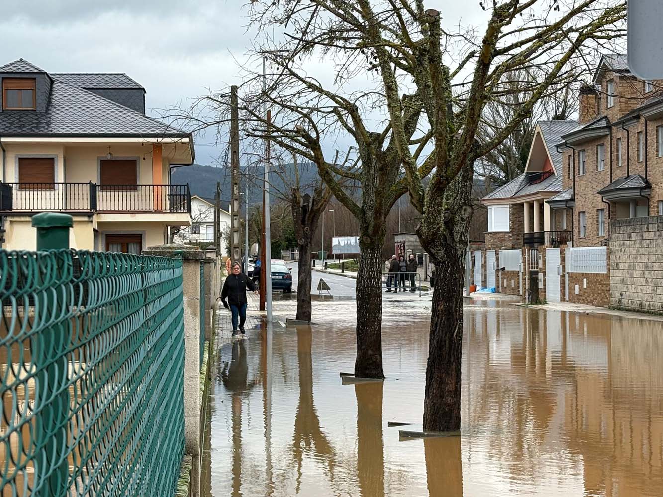 El Cúa desbordado a su paso por Cacabelos (4)
