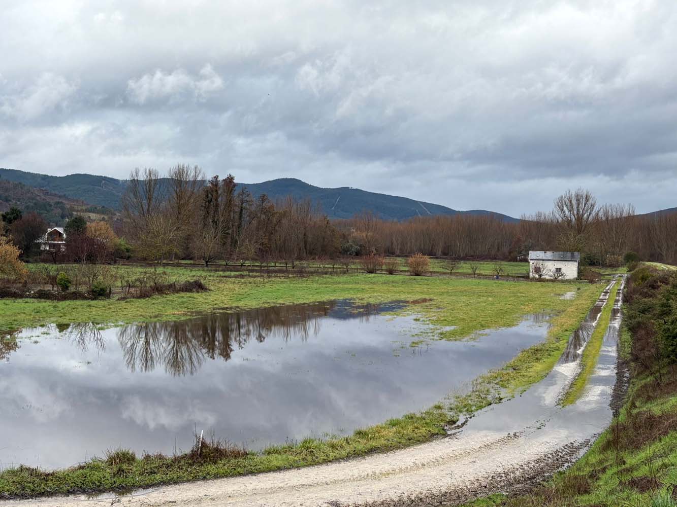 El Cúa desbordado a su paso por Cacabelos (5)