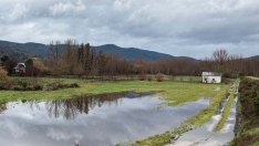 El Cúa desbordado a su paso por Cacabelos 