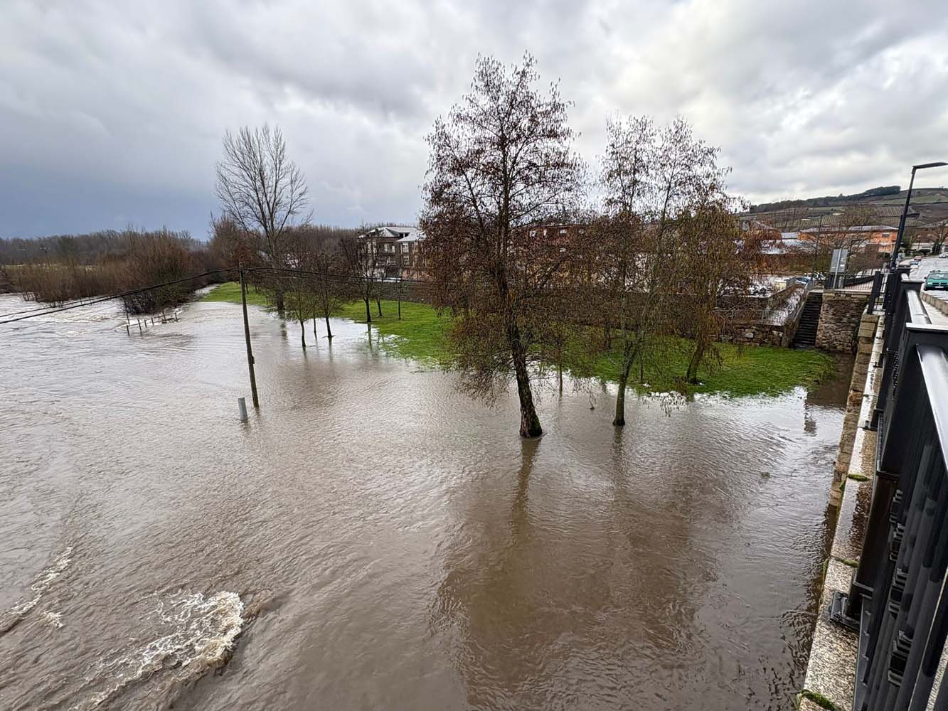El Cúa desbordado a su paso por Cacabelos (6)