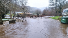 El río Balboa se desborda a la entrada del pueblo