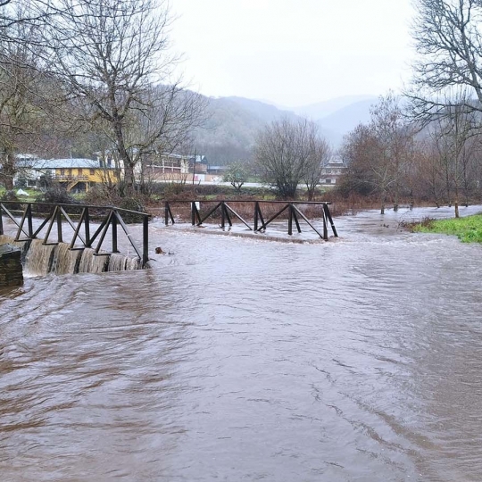 El río Balboa se desborda a la entrada del pueblo