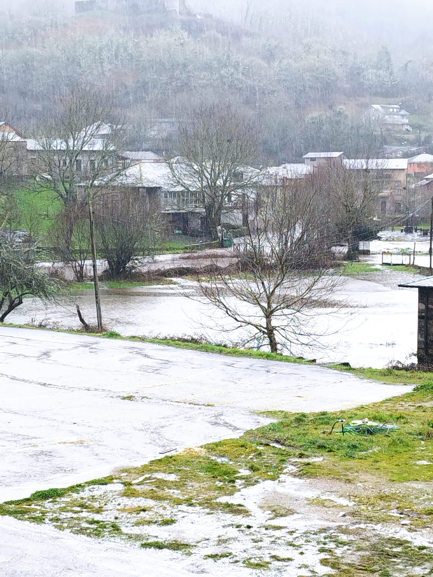El río Balboa se desborda a la entrada del pueblo (1)