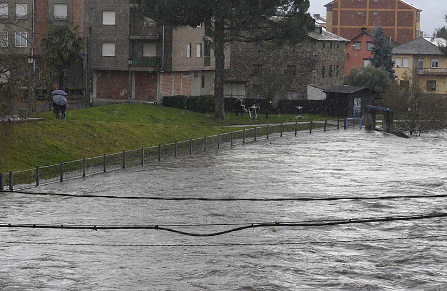 Río Cúa a su paso por Cacabelos Río Cúa a su paso por Cacabelos
