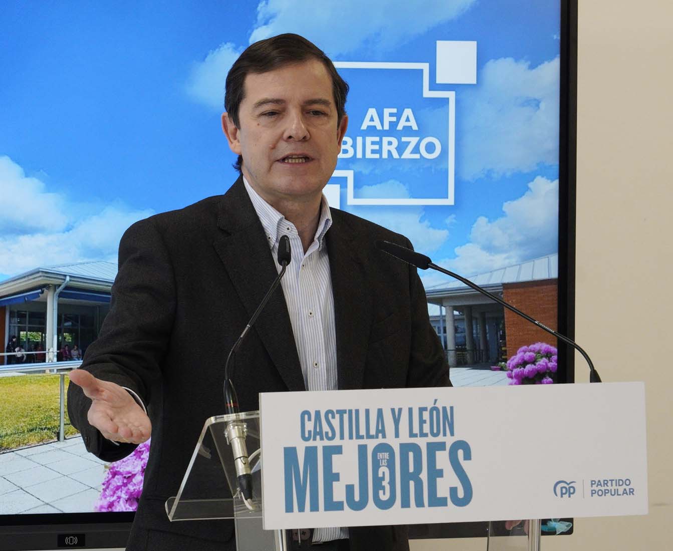 César SánchezICAL. El presidente del PP de Castilla y León y candidato a la Presidencia de la Junta, Alfonso Fernández Mañueco, durante su visita a la Asociación de Alzheimer Bierzo 