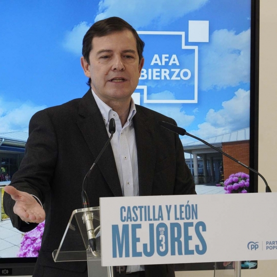 César Sánchez  ICAL. El presidente del PP de Castilla y León y candidato a la Presidencia de la Junta, Alfonso Fernández Mañueco, durante su visita a la Asociación de Alzheimer Bierzo 
