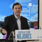 César Sánchez  ICAL. El presidente del PP de Castilla y León y candidato a la Presidencia de la Junta, Alfonso Fernández Mañueco, durante su visita a la Asociación de Alzheimer Bierzo 