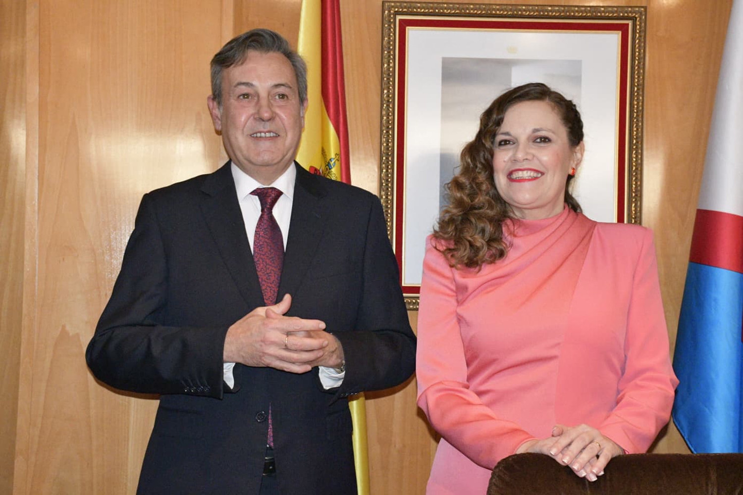 José Ribagorda firma el libro de honor de Bembibre (2)