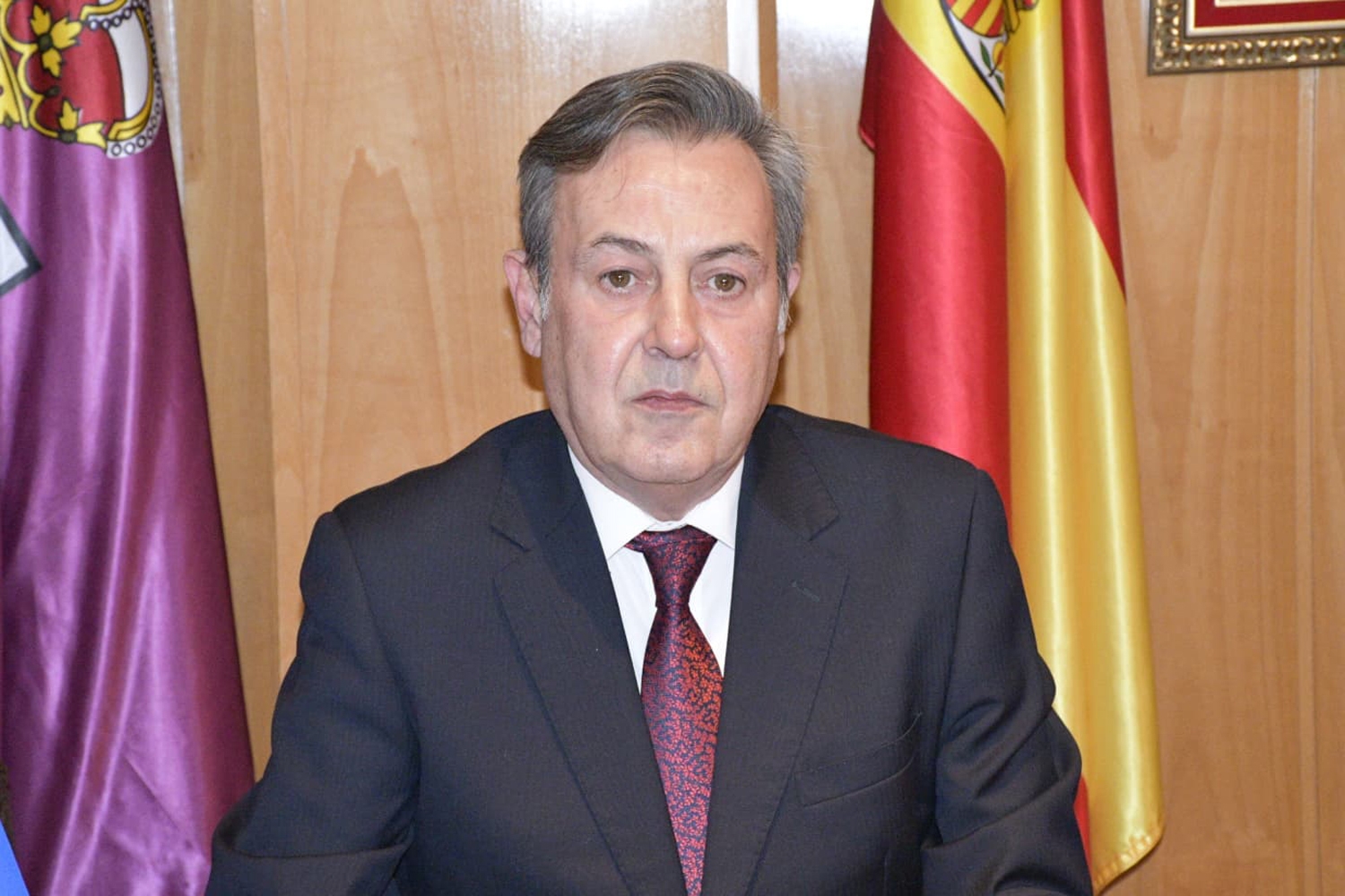 José Ribagorda firma el libro de honor de Bembibre (6)