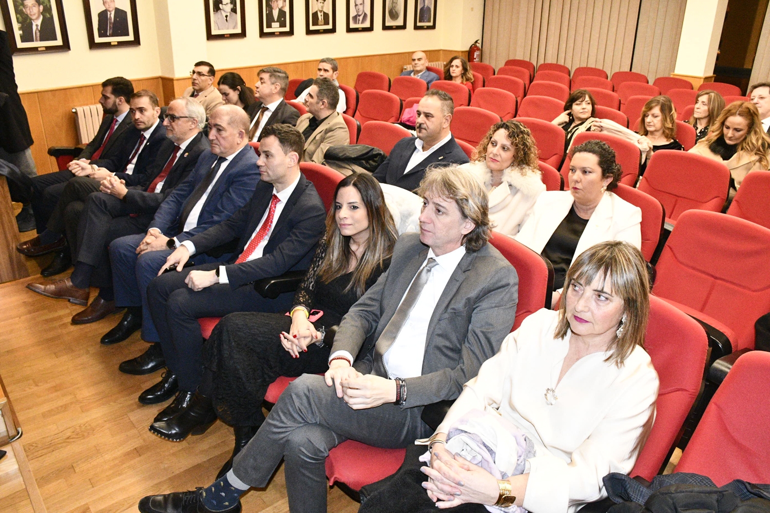 José Ribagorda firma el libro de honor de Bembibre (7)