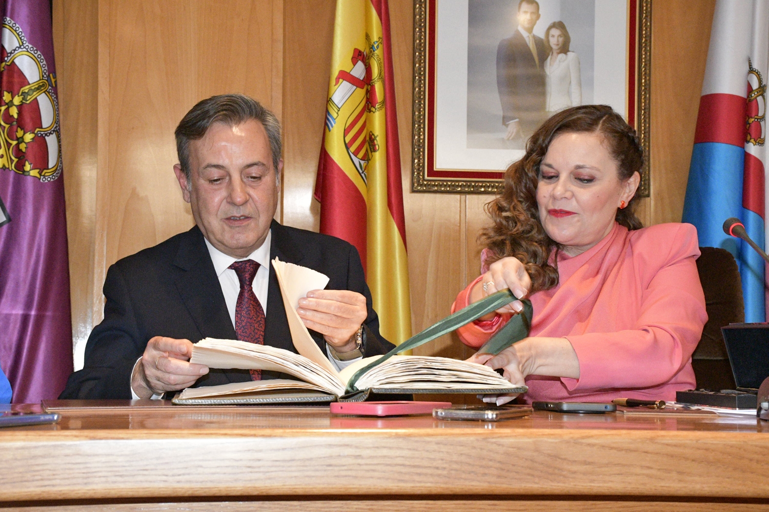 José Ribagorda firma el libro de honor de Bembibre (8)