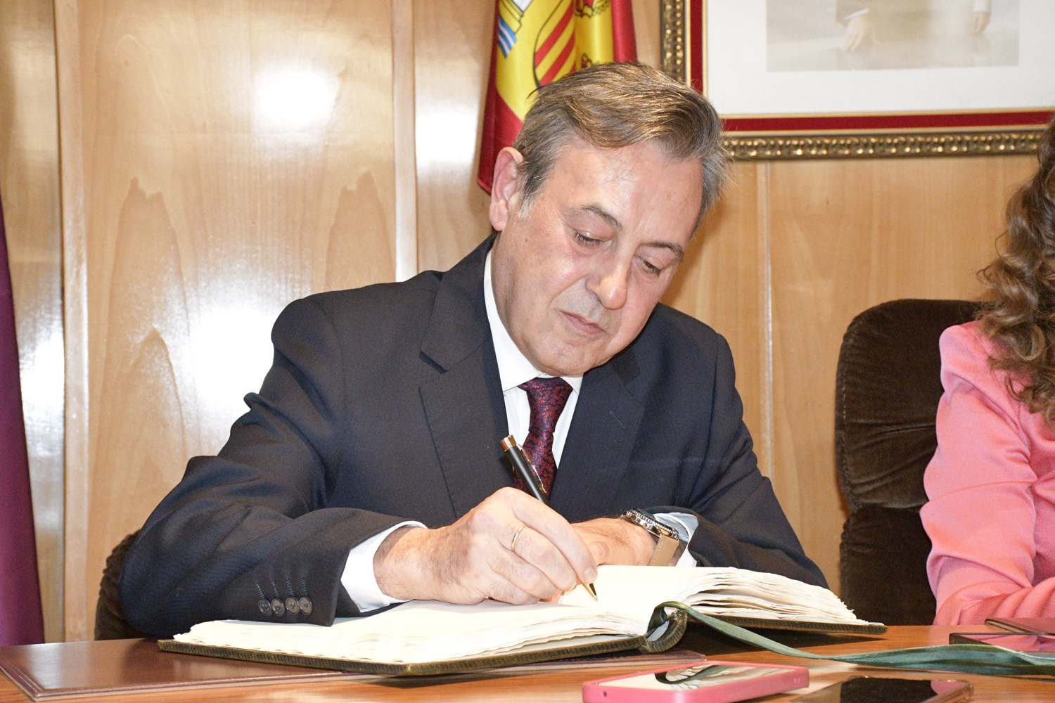 José Ribagorda firma el libro de honor de Bembibre (9)