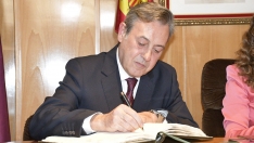 José Ribagorda firma el libro de honor de Bembibre (9)