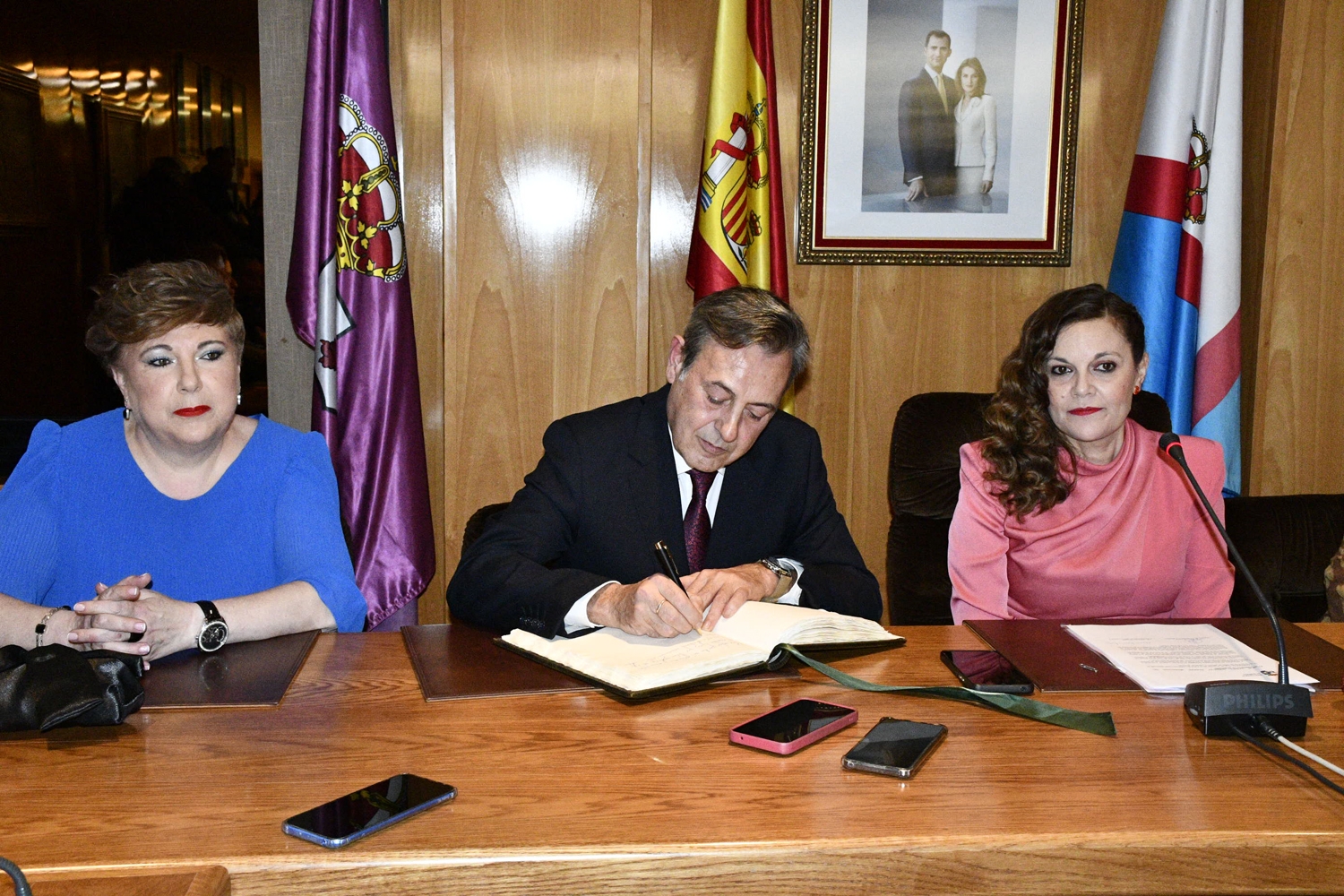 José Ribagorda firma el libro de honor de Bembibre (10)