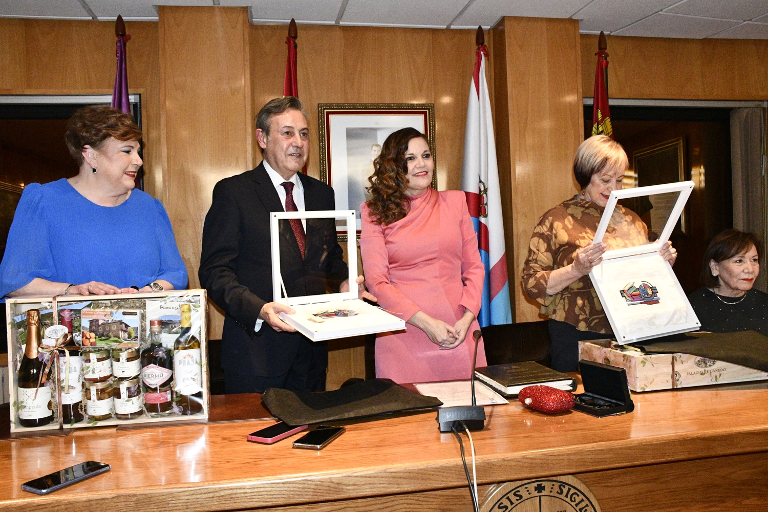 José Ribagorda firma el libro de honor de Bembibre (13)