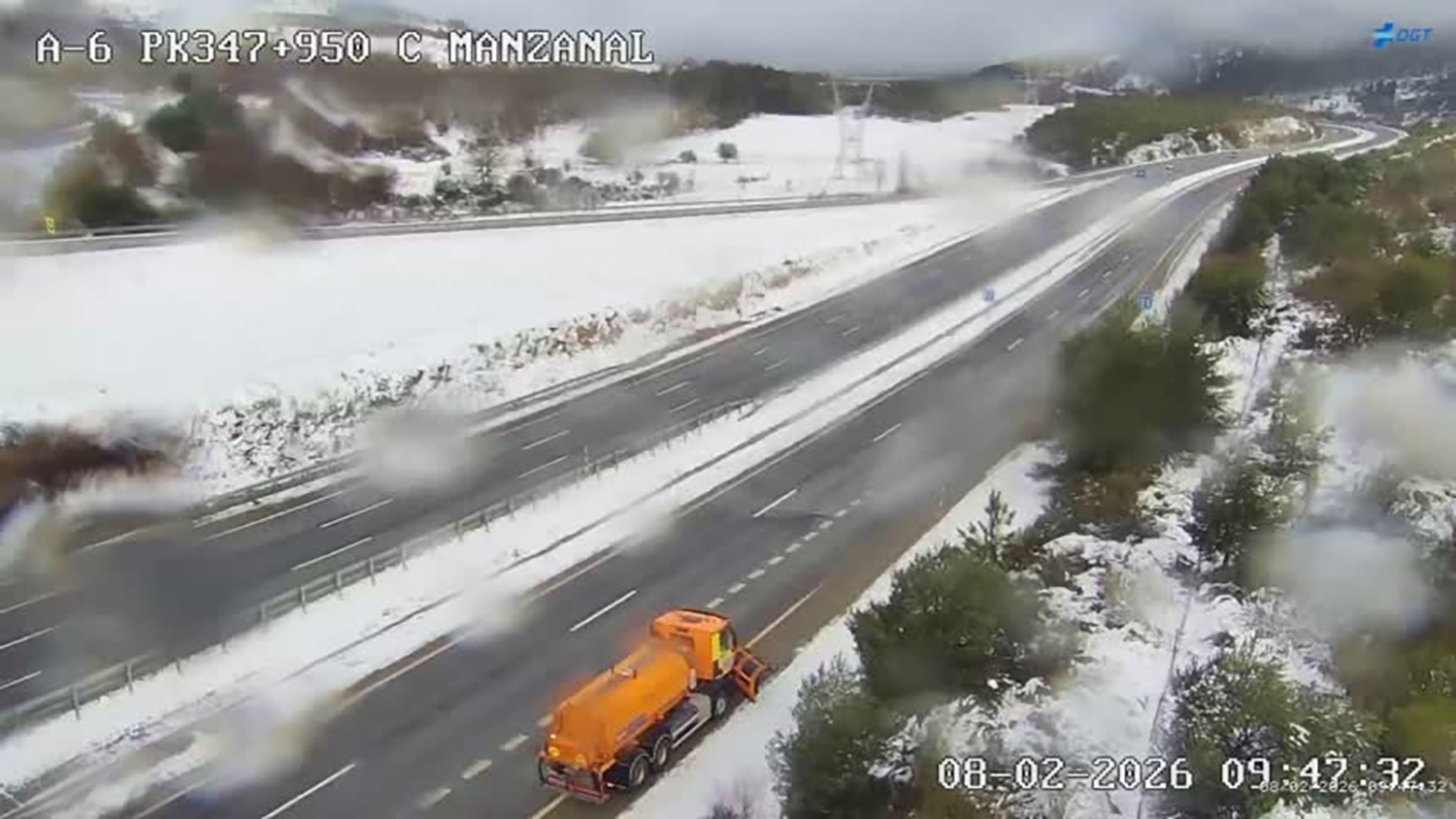 Nieve en la A6 en el Puerto del Manzanal este domingo